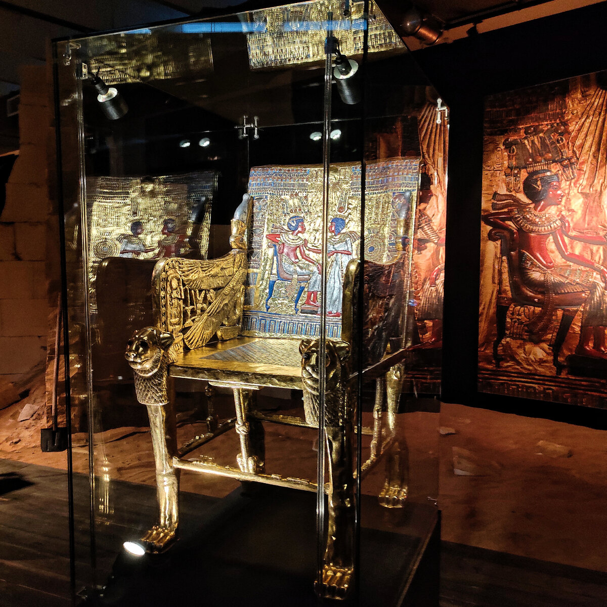 Трон роскошный