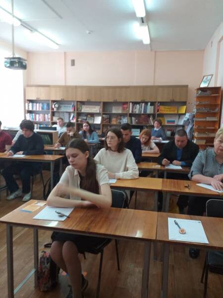 Балахнинцы перед началом диктанта.