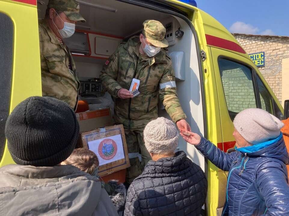 Российские военные и волонтеры помогают жителям освобожленнвх от нацистов территориц Украиеы справляться с насущными проблемами и нехватками.