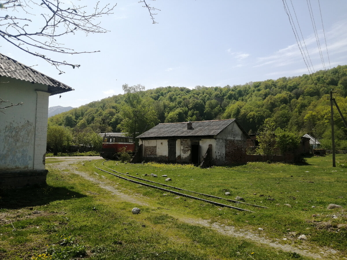 Конец узкоколейной дороги в посёлке.