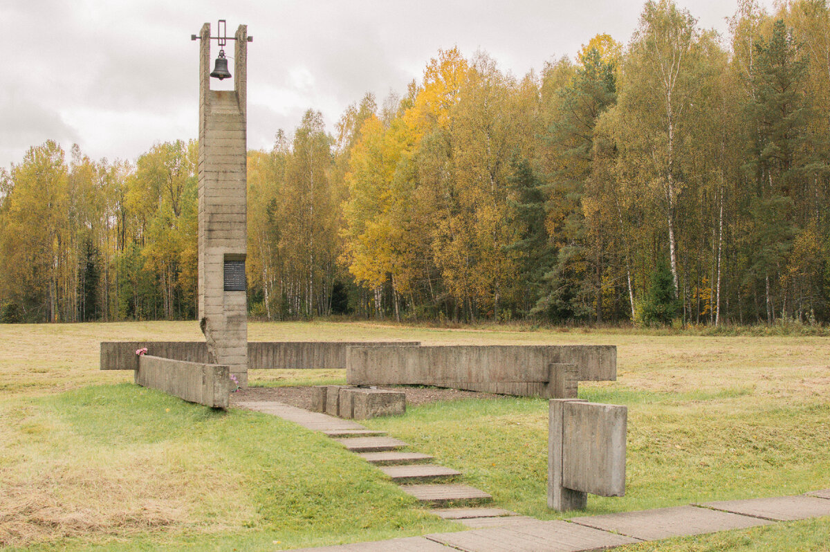 Обелиск на месте бывшего дома
