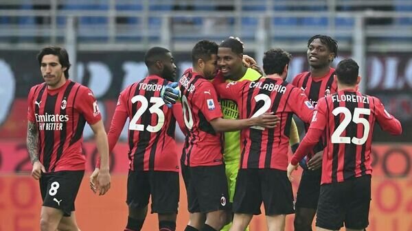    Футболисты "Милана"© официальный твиттер клуба "Милан"