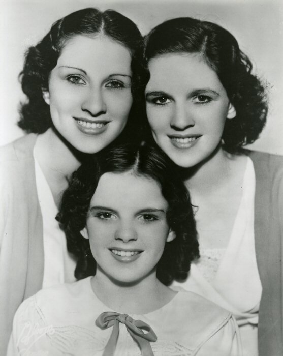 Маленькая Джуди (внизу) в сестрами. Источник фото: upload.wikimedia.org/wikipedia/commons/c/c4/The_Gumm_Sisters.jpg