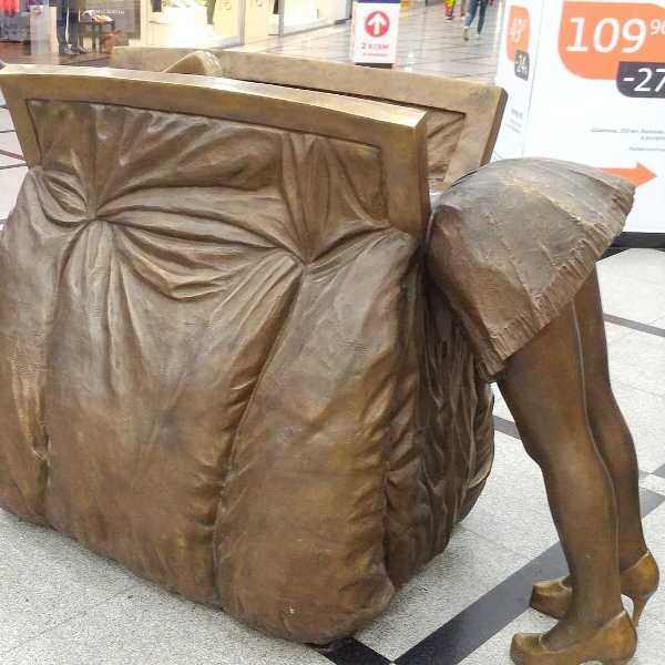 Памятник дамской сумочке в Екатеринбурге