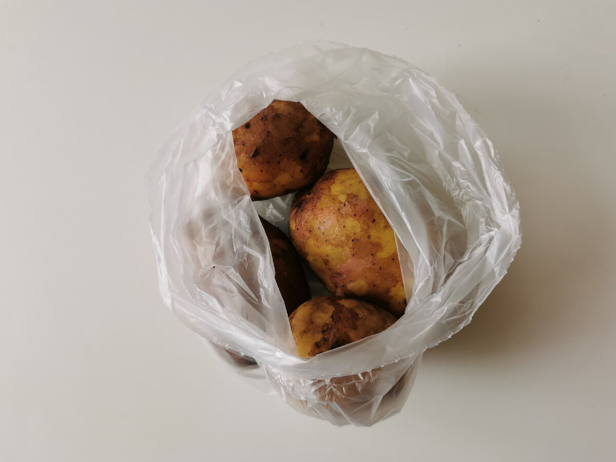 Картофель моем и прямо в кожуре кладём в пакет и отправляем «вариться» в микроволновку на 10 минут. Мощность 709-800 вт. ( можно и без пакета) 