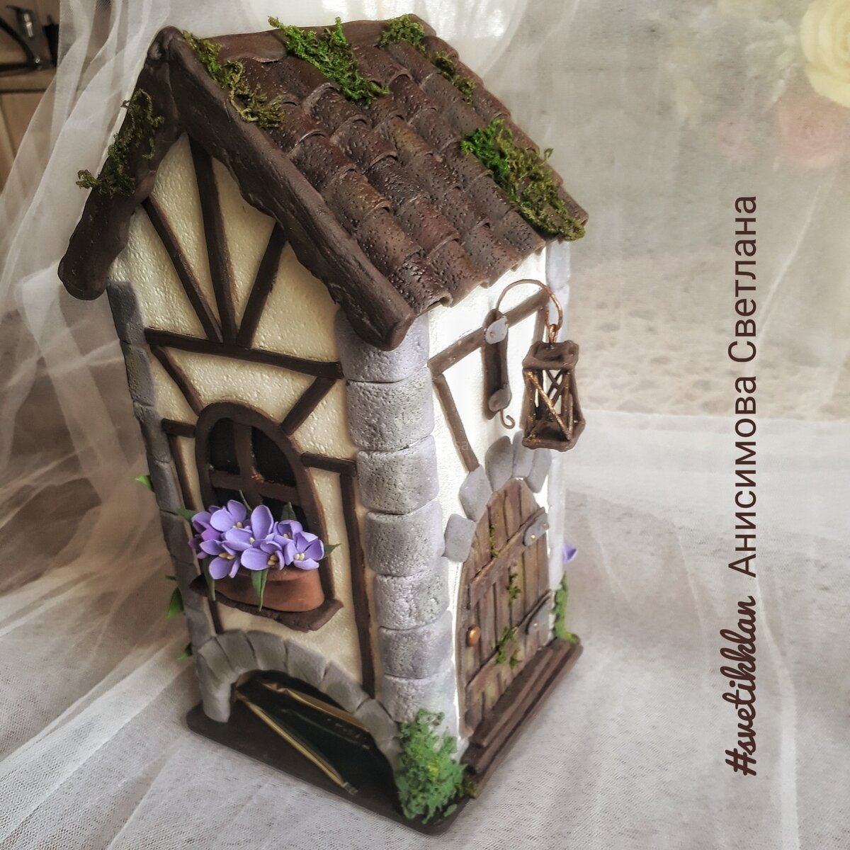 Чайный домик из полимерной глины. Отличный подарок для декора кухни. Полностью ручная работа. 
Автор изделия Анисимова Светлана.
Офис автора: http://fantaziavkysa.ru/Fyce/