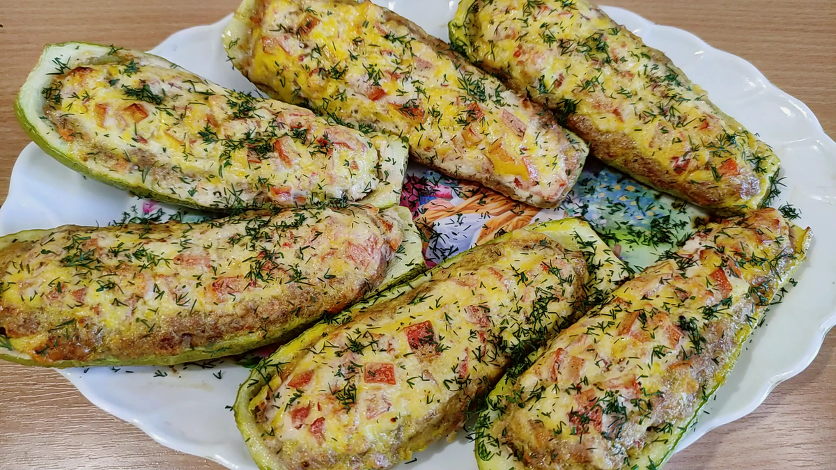 Вкусный рецепт фаршированных кабачков. Вкусный рецепт фаршированных кабачков. Кабачки цуккини фаршированные овощами. Махши египетское блюдо. Вкусный рецепт фаршированных кабачков.