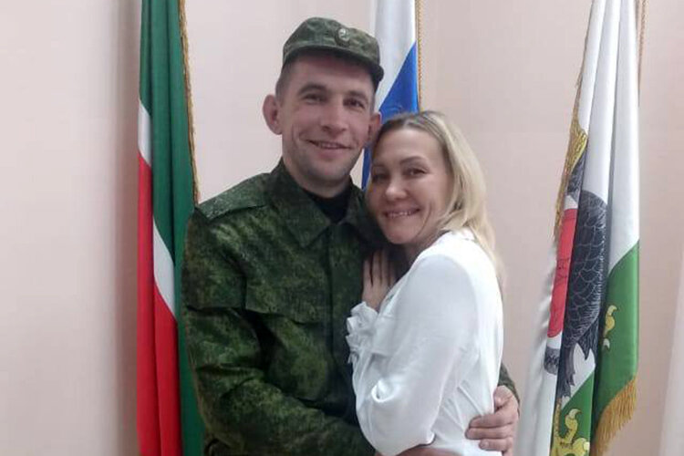    «Ушел туда к 11 часам, им назначили такое время, а позже позвонил и сказал: «Все, в два часа я уезжаю, меня взяли». — «Как? Что? Куда? Уже?»