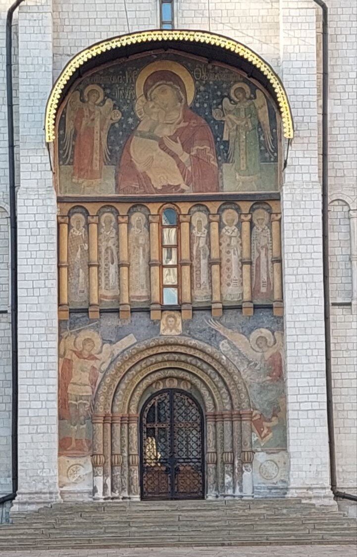 Южный фасад Успенского собора, образ «Владимирской Богоматери»