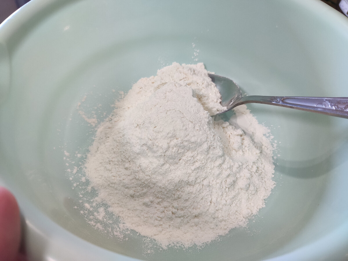 В миску сначало я всыпаю всего 5 ложек муки.