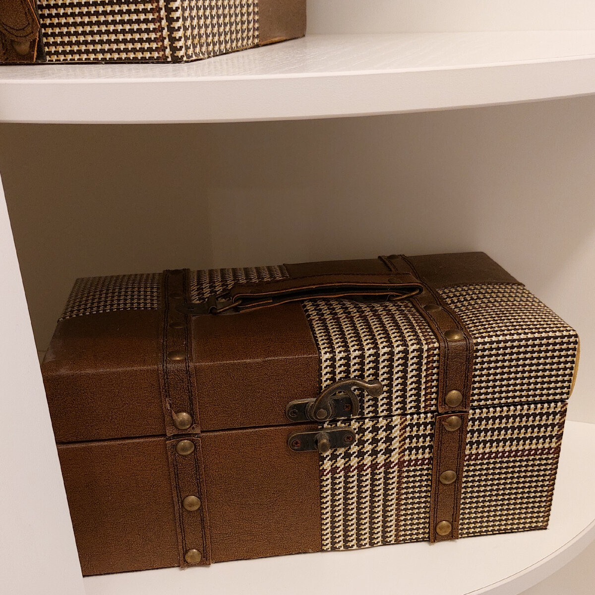 Шкатулки на открытых полках