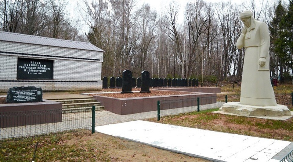     На Ильмекасинском кладбище находится большой отгороженный участок – это братская могила погибших в том страшном пожаре. Фото: пресс-служба Главы Чувашии.