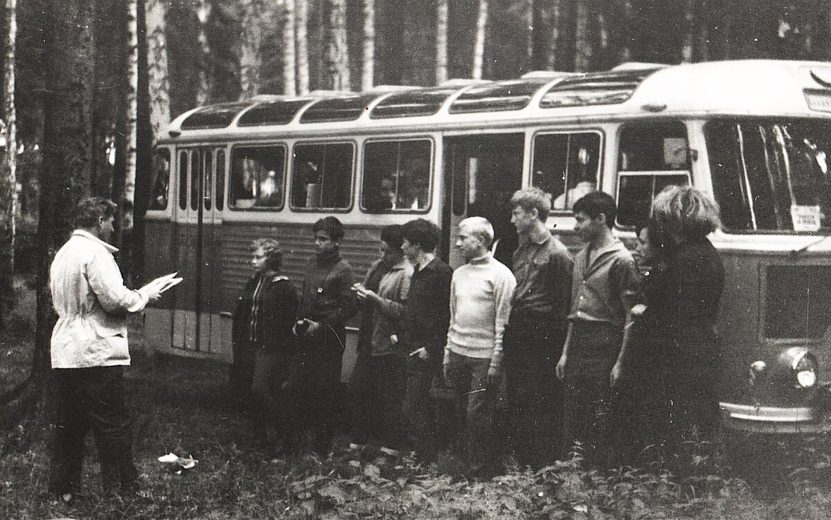 Вручение грамот после окончания смены в Тишково. В белом свитере-мой друг Виктор. Рядом с ним-я. Впереди нас ждал Крым.