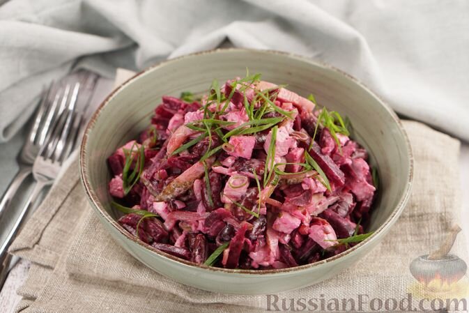 куриное филе, свекла, фасоль консервированная, огурцы маринованные, лук репчатый, лук зелёный, майонез, масло растительное, соль, перец чёрный молотый