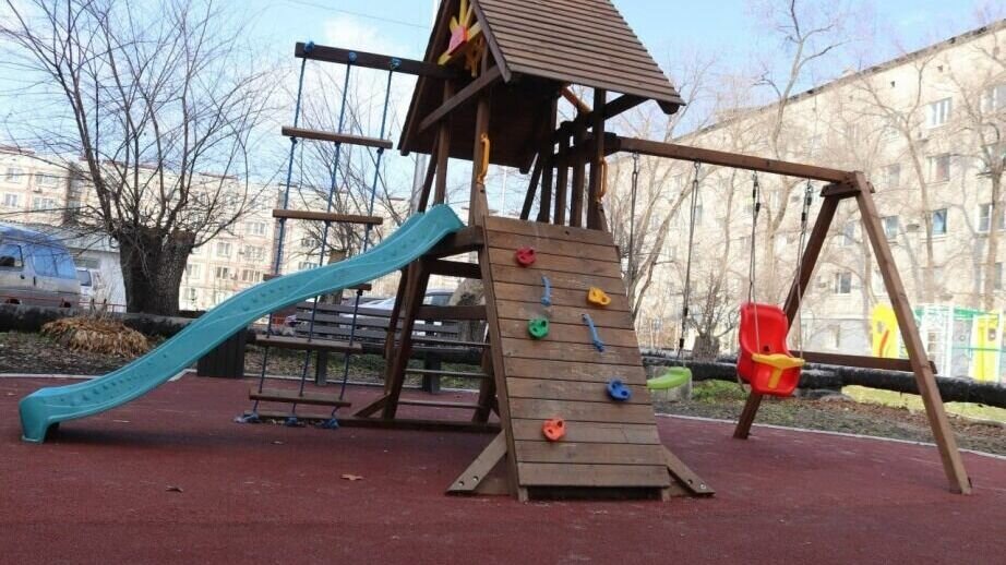     Вяземский вошел в программу «1000 дворов на Дальнем Востоке», благодаря которой в городе преобразились четыре дворовые территории. Благоустройство каждого двора в среднем обошлось в 7 млн рублей.