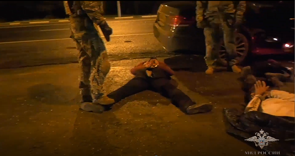 Сотрудники МВД РФ задерживают банду автоподставщиков, орудовавшую в Рязани