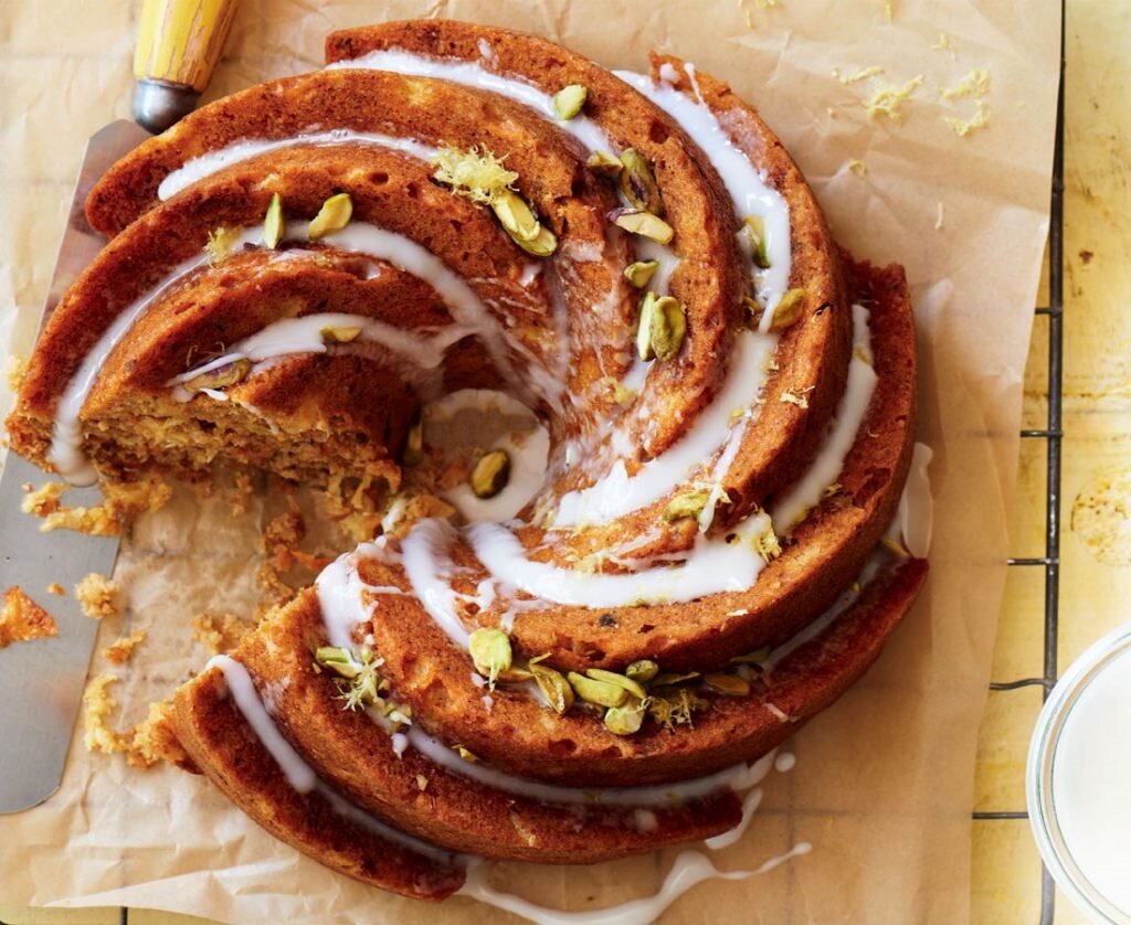 Морковный торт с мёдом и фисташками