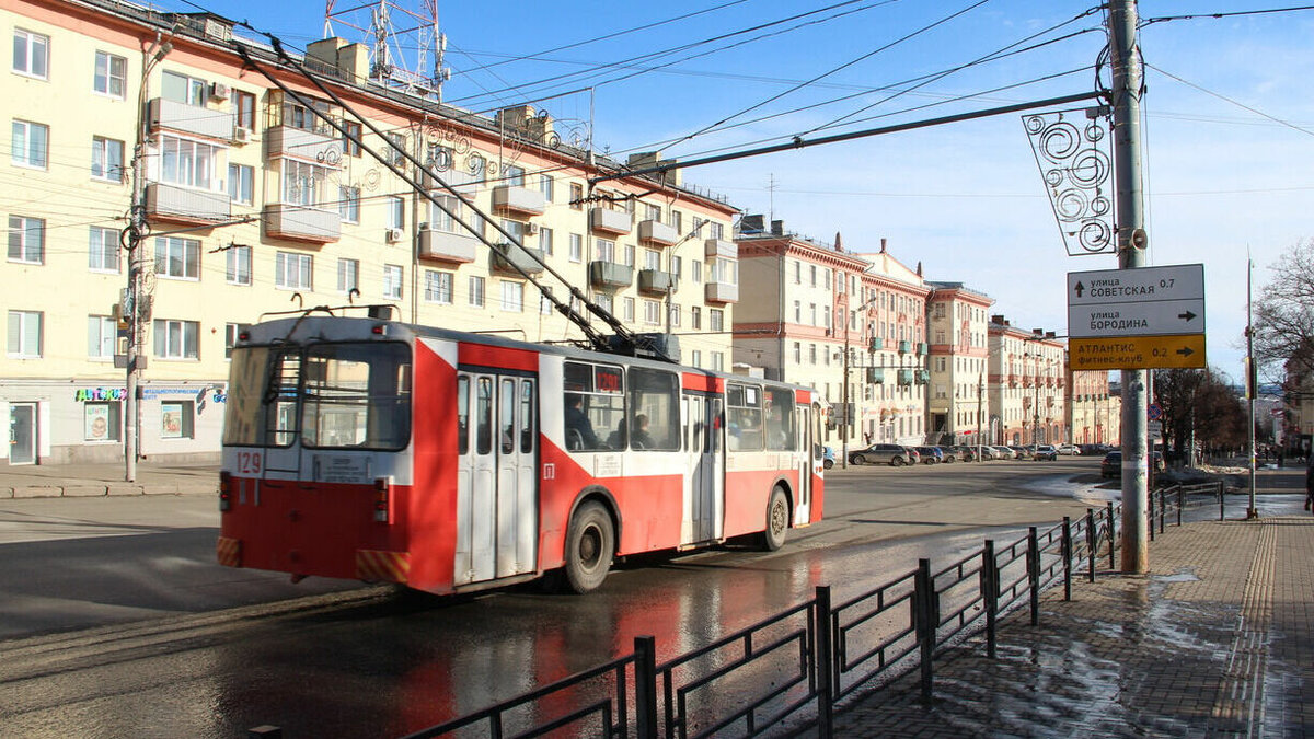     В Ижевске вечером 10 ноября девушку-пассажира зажало дверью троллейбуса, в таком виде она «проехала» до следующей остановки. Об этом пострадавшая рассказала в соцсетях.