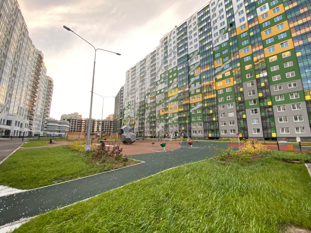 Вид во дворе. Здесь в Мурино стильные и современные дворы. 