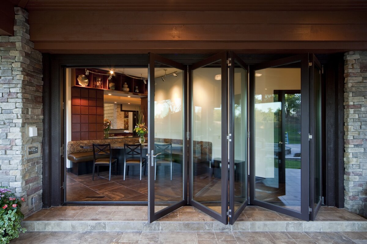 Распахнутые и опрятные двери необычной конструкции