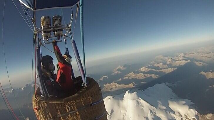     Впервые через главную вершину Кавказа на воздушном шаре пролетели в 2018 году, сообщает корреспондент NewsTracker.