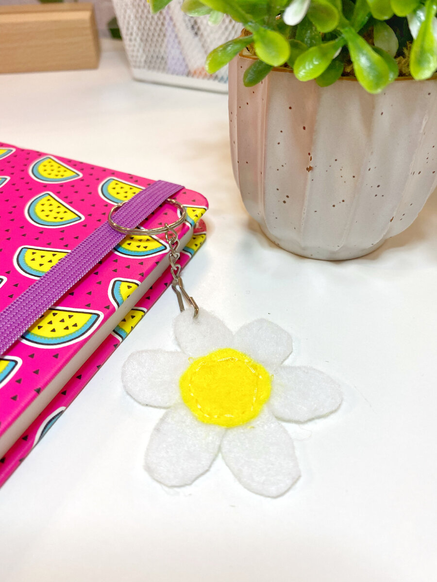 Всем привет! Фетр - очень удобный материал для создания разных поделок! Я его часто использую для создания разных вещей для кукол и мягких игрушек. Он не сыпется, легко режется, шьётся. Можно сшить разные мини сумочки, одежду, игрушки, аксессуары. Вчера я сделала ромашку буквально за 10 минут! Младшей сестре очень понравился такой брелок. Она повесила его на свой ежедневник! 