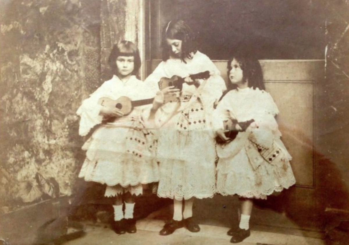Алиса, Лорина и Эдит Лидделл (1858 год). Фотография опубликована в блоге правнучки Алисы Лидделл Ванессы Тайт.