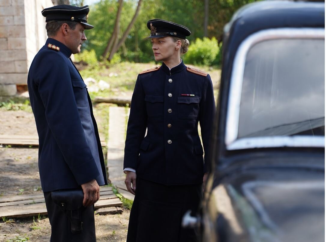 Кадр из сериала "Баренцово море". Павел Трубинер в роли Сергея Сабурова, капитана 2-го ранга и Екатерина Вилкова в роли Елены Солей капитана 3-го ранга