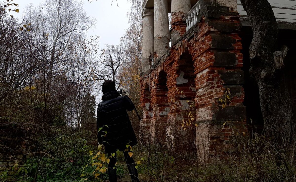 В таких местах без шлема небезопасно, кирпичи местами едва держаться