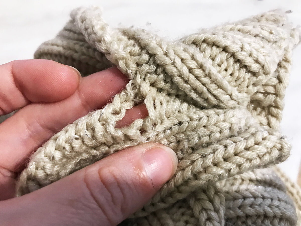 Моль только "понадкусывала" бабушкину кофту