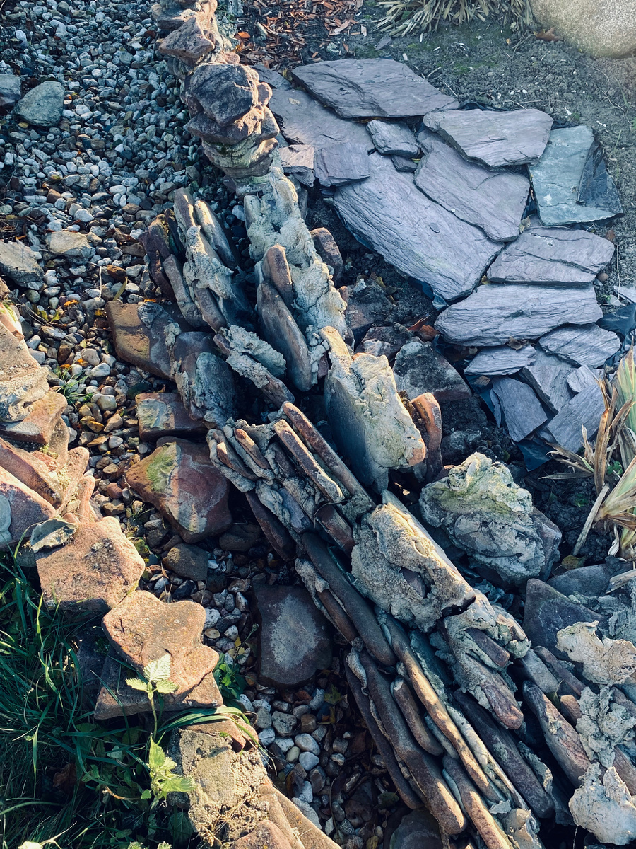 Справа на фото - рухнувший забор.