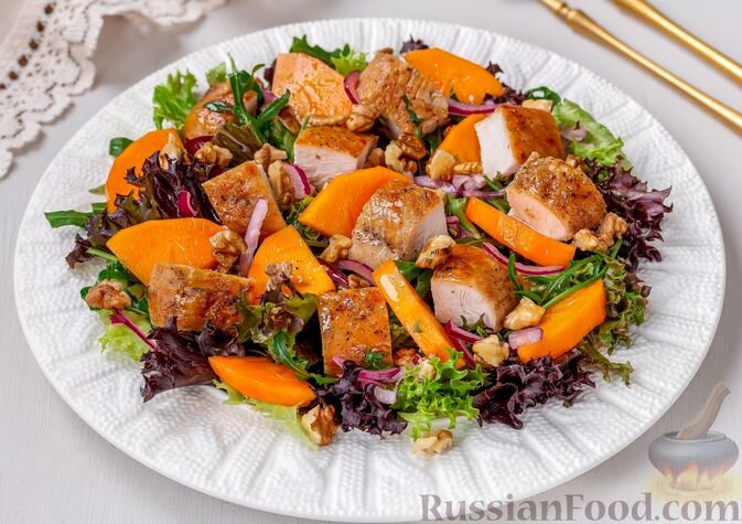 куриное филе, хурма, листья салата, лук репчатый красный, орехи грецкие, масло подсолнечное, масло оливковое, уксус винный белый, соль, перец чёрный молотый, сахар