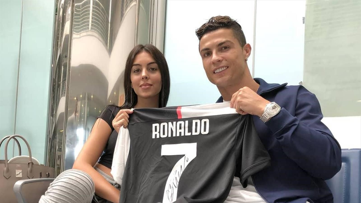 Девушка роналдо. Джорджина Родригес подруга Ronaldo. Роналдо Криштиану и Джорджина Родригес. Роналду Джорджина Родригес 2020. Жена Кристиано Роналдо.