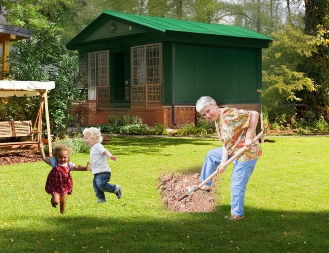 Отдых женщины с семьёй у дома приобретённого в ипотеку