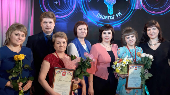 Наталья Шестакова (вторая слева) и Наталья Злоказова (вторая справа) с группой поддержки 