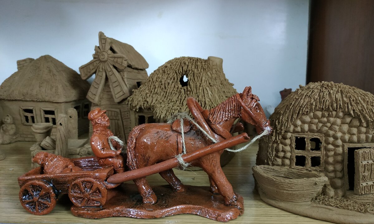 За 3 месяца 2019 года авторы проекта, чтобы написать 7 своих историй, уже проехали 2790 км и побывали во всех 6 областях Центрального Черноземья. Интересно, а какая часть нашей жизни ушла бы на это, путешествуй мы на лошади? Подумать не решишься. Точка на карте: г. Суджа, Курская область, ул. 8 Марта, 4. 