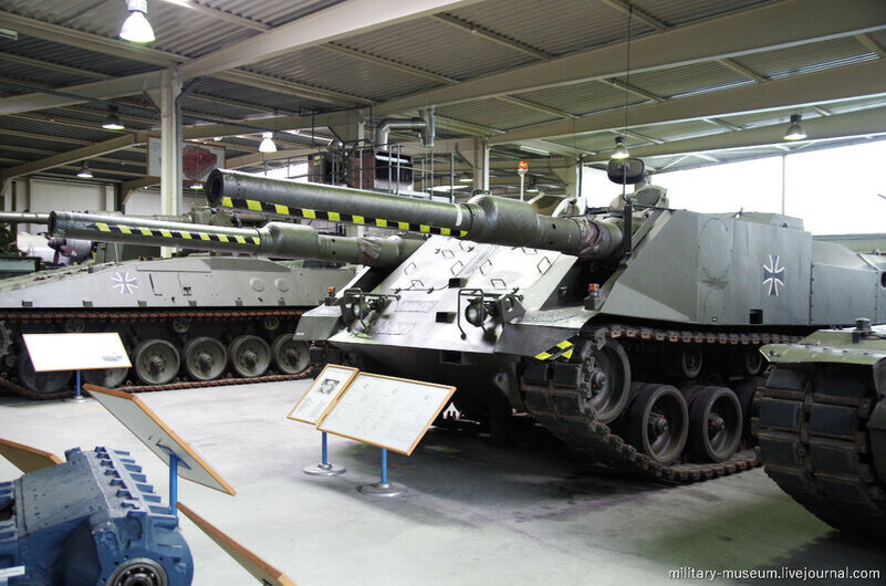 1. Немецкая экспериментальная двухствольная ПТ САУ "Versuchsträger 1-2" , проходившая испытания в 1973-1975 годах. Основное вооружение: два 120-мм гладкоствольных орудия