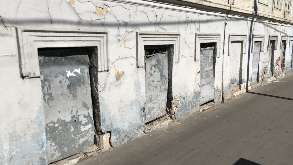 Утопленные в землю окна нынешнего первого этажа. 