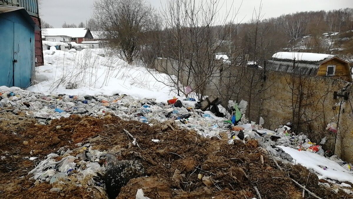 Справа за забором течет Вяземка