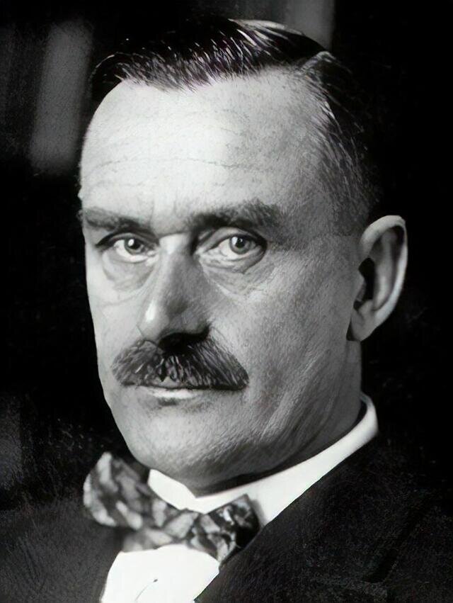 Томас Манн, один из главнейших зачинателей жанра "интеллектуального романа", где стирается грань между философией и культурой. "Доктор Фаустус" - немецкая вершина этого жанра и покорить ее сможет далеко не каждый