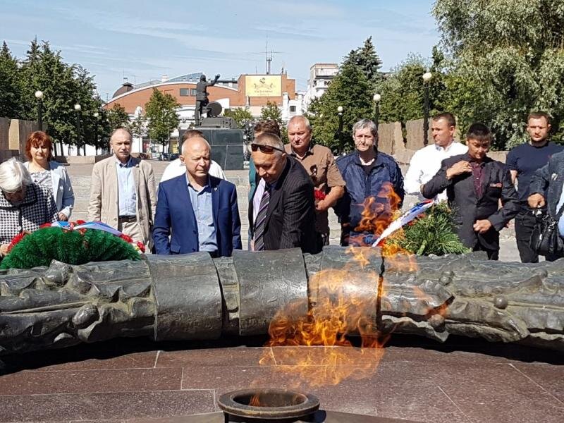 22 июня в помещении Челябинского обкома КПРФ состоялся круглый стол, приуроченный к 20-летию выхода первого номера газеты «Танкоград». Мероприятие проходило в День памяти и скорби, перед его началом участники возложили цветы к Вечному огню.