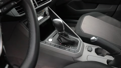 Появилась новая версия, именуемая 200 TSI AUTOMATIC: а это наддувный трёхцилиндровый литровый мотор мощностью 115 л.с. на бензине и 128 л.с. на этаноле (момент в обоих случаях 200 Н•м). Он совмещён с шестиступенчатым, обычным «автоматом» Tiptronic, дополненным подрулевыми лепестками. С ним седан набирает первую сотню за 9,9 с и развивает 194 км/ч. Согласитесь, неплохая альтернатива 1.6 