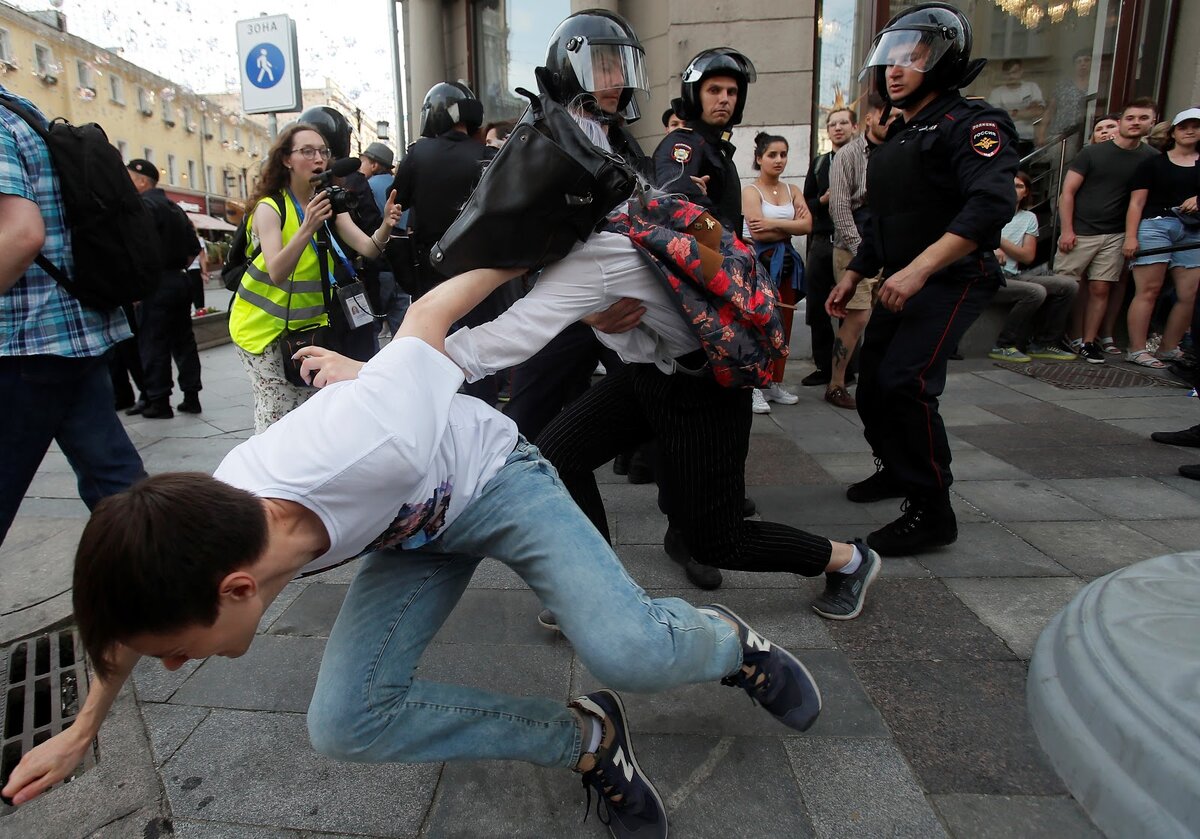 Публичное избиение. Полиция в Москве разгоняет демонстрантов. Беспорядки в Москве 27 июля 2019. Разгон демонстрантов в Москве.