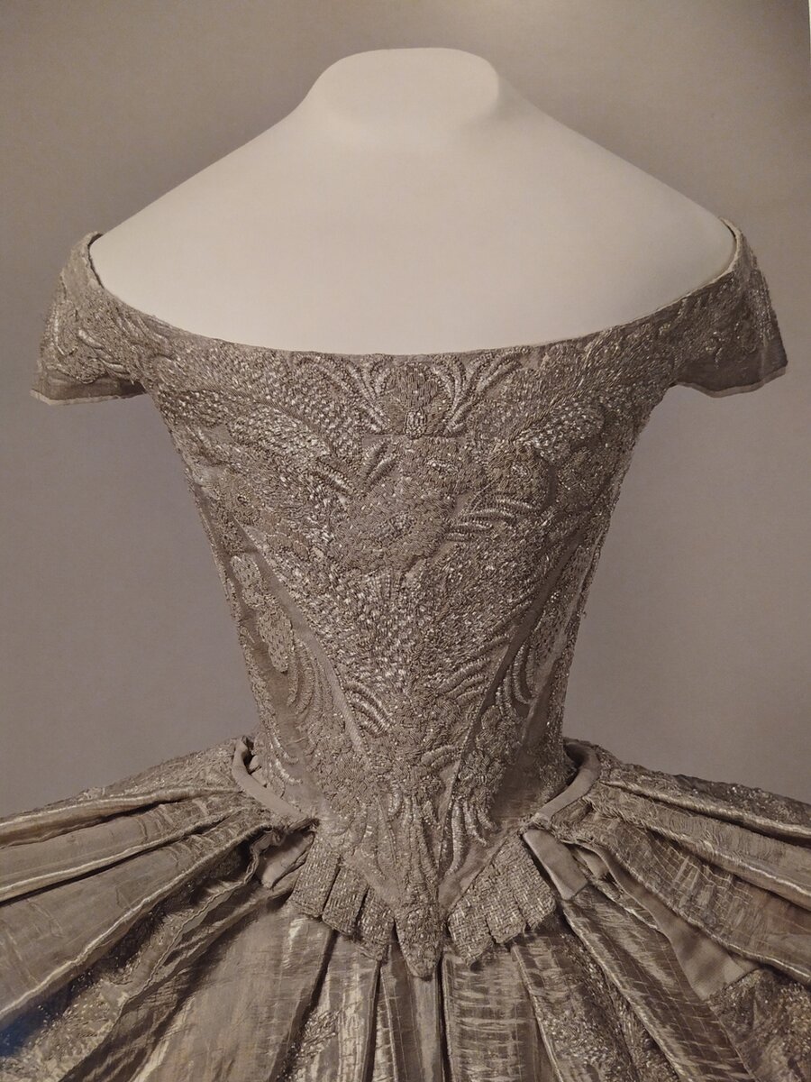 Тонкая талия Екатерины II и её свадебное платье