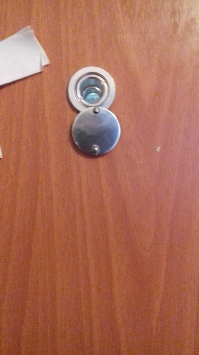 вот так висел прокрученный, шторка снизу. Личное фото