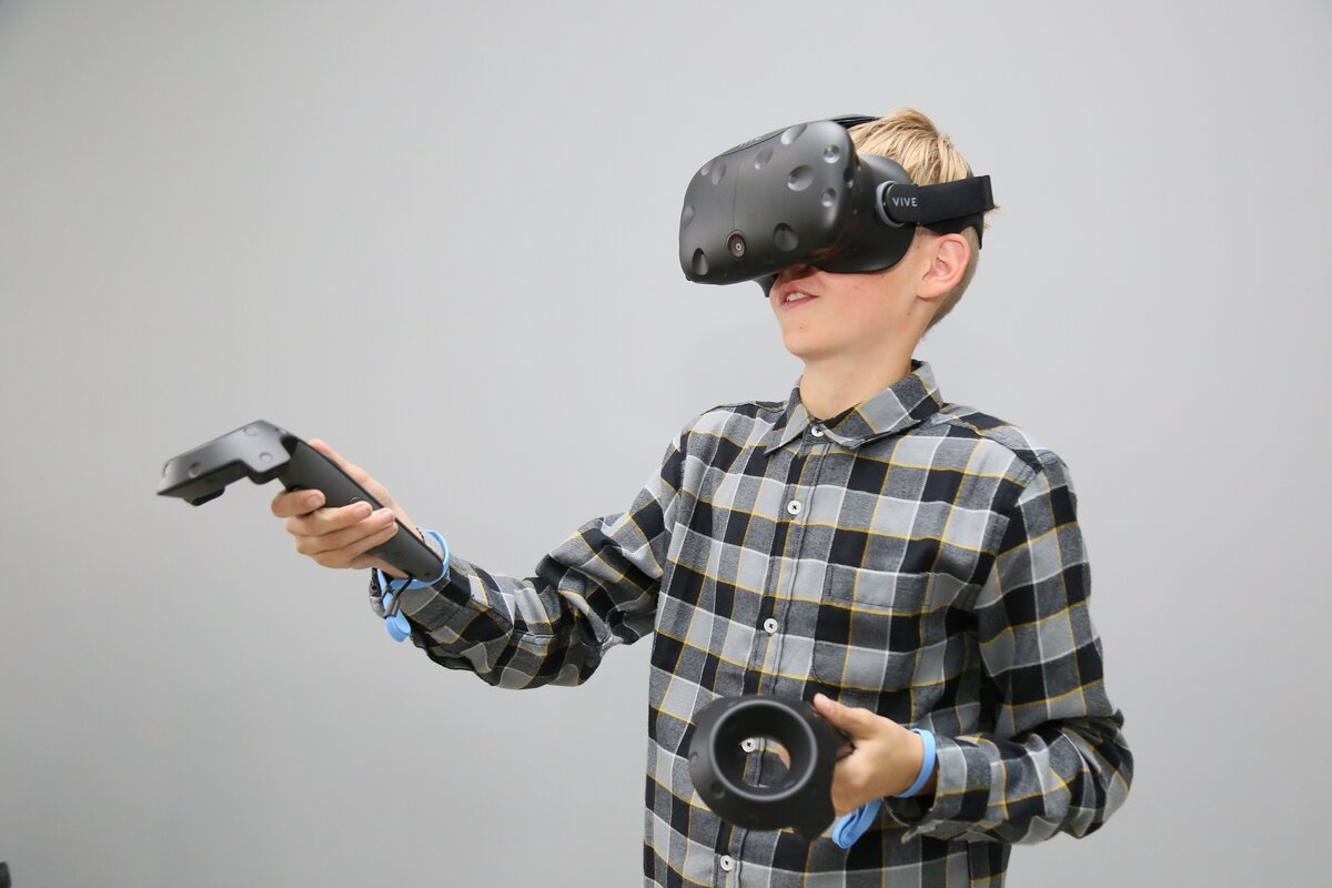Игра очко для детей. Шлем виртуальной реальности. Ребенок в шлеме виртуальной реальности. Дети в шлемах VR. Виртуальный шлем.