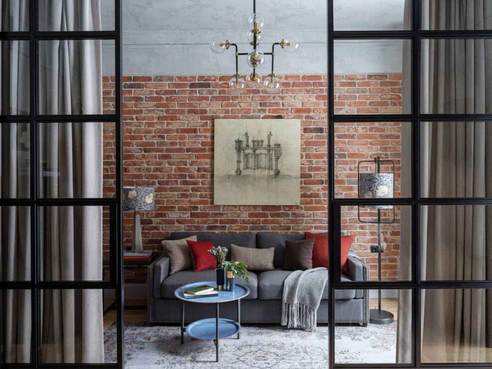 Гостиная. Диван, столик справа и торшер, все Dantone Home; настольная лампа и светильник, Loft Concept; абажуры сделаны из ткани William Morris; перегородки, Fun House Store; ковер, Dovlet House; журнальный столик, Predmety; подушки, Happy Collections; текстиль, Sanderson, Scion; картина “Реконструкция 3” Антона Чумака из галереи “Агентство. Art Ru”.