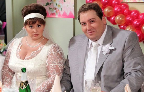 Юлия Куварзина и Станислав Дужников в сериале «Воронины». Кадр из сериала