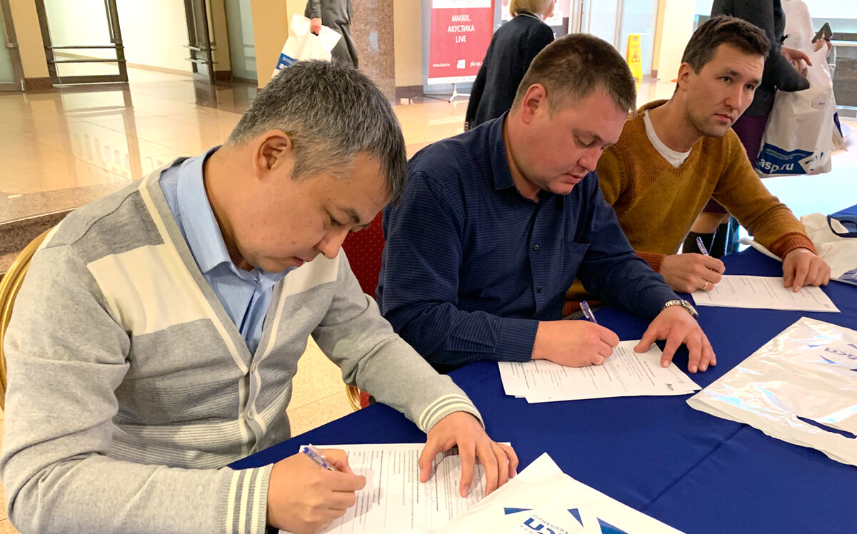 Сельский учитель с коллегами на конференции