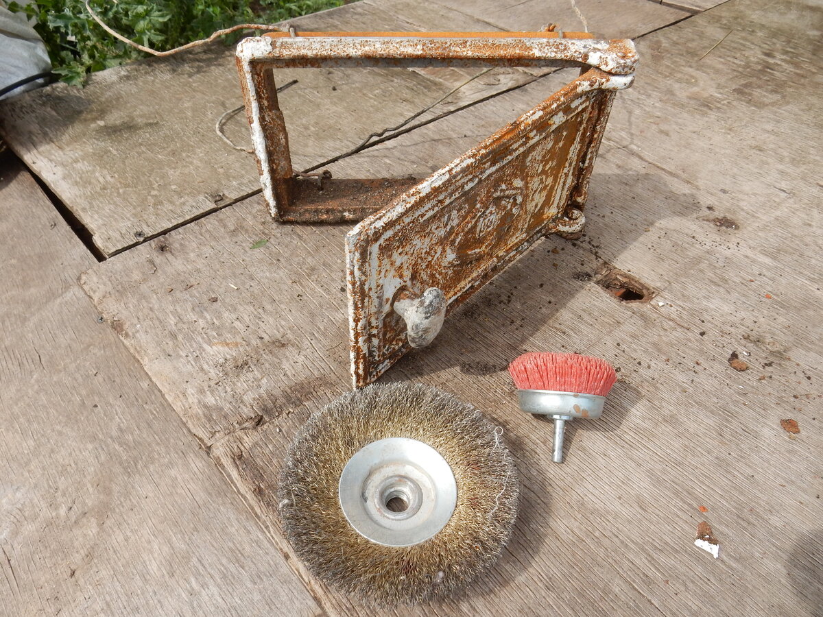 Насадка на болгарку (и как вариант насадка на дрель, но она менее эффективна, разве что какие то сложнодоступные места).